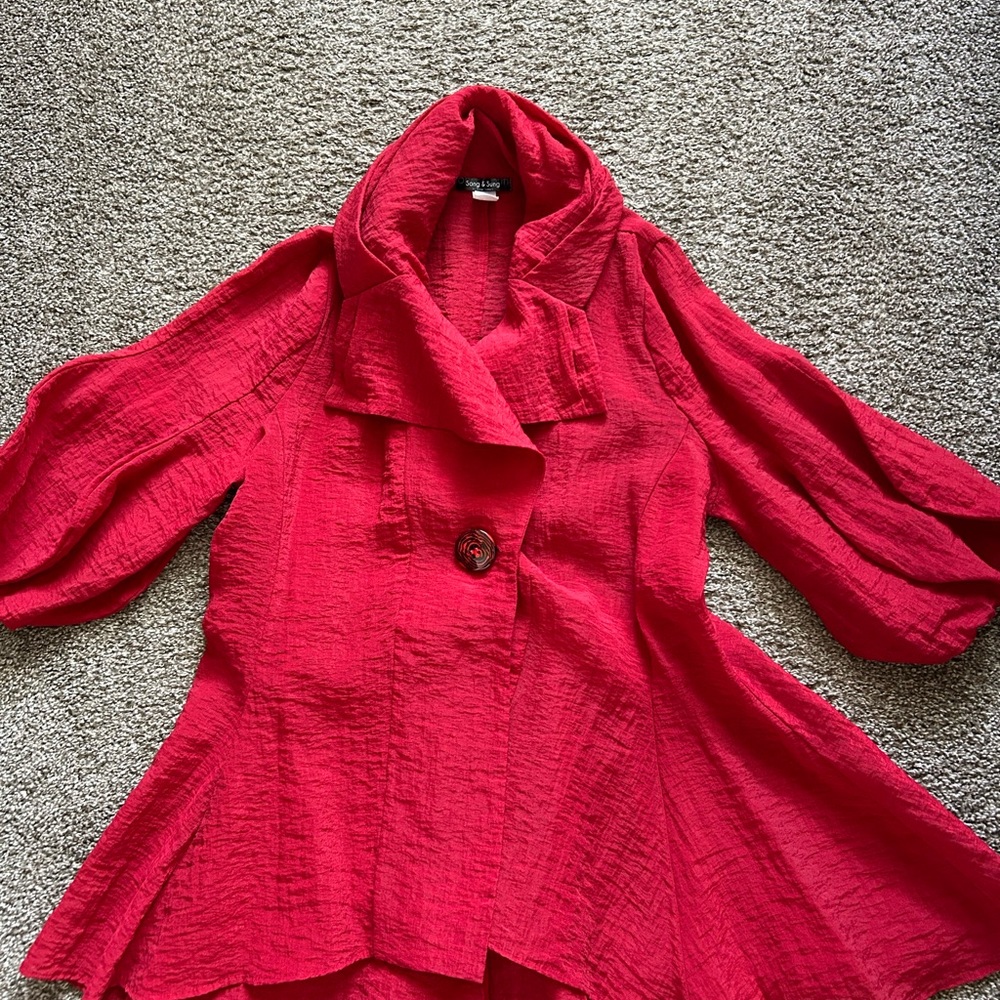 Gorgeous, fun red top!